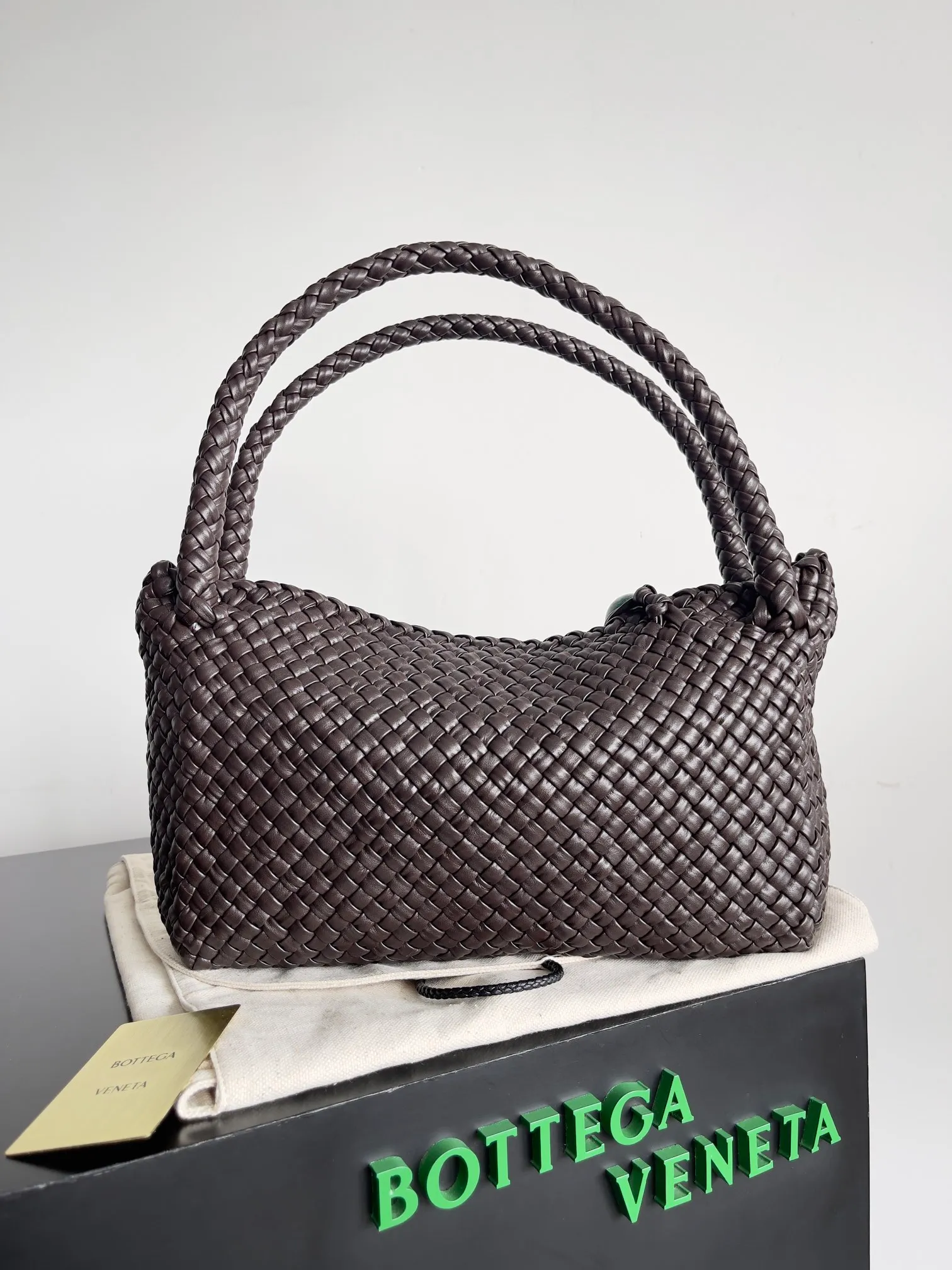 Batch 5960 Malachite BV collectible small woven handbags are really YYDS!! Bottega Veneta’s most classic small woven handbags are back! ! We use the highest quality leather with the highest craftsmanship❤️ to create the most expensive works. We have created the original Intrecciato leather weaving process❤️ This unique traditional exclusive leather weaving method has not only become our logo but also reflects the time-consuming and labor-intensive craftsmanship of our products❤️ The new TOSCA handbag must be a selection worth collecting🆕⚠️⚠️Babies, malachite can be sold separately and can be assembled by yourself Style number: 716974 Size: 27*9*18cm
